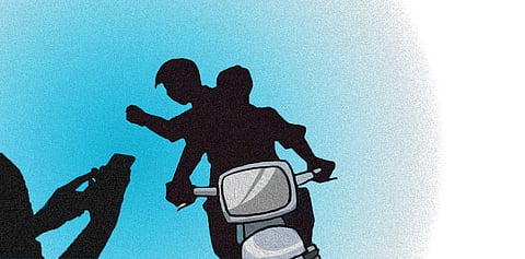 पादचार्‍याच्या खिशातील मोबाईल हिसकवला, गुन्हा दाखल