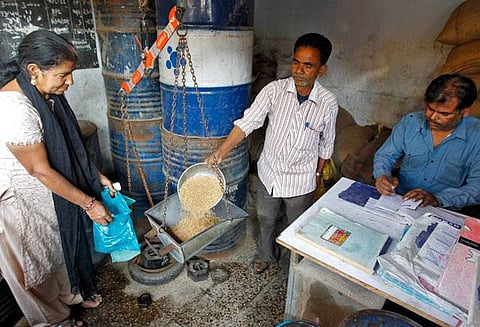 नगर :  साखर, चना, पोहोचले, पामतेल मात्र रस्त्यातच