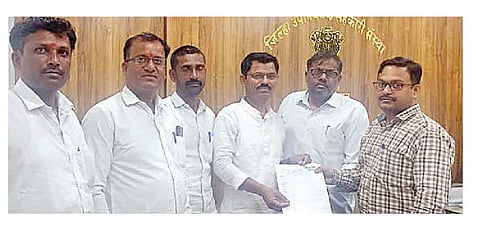 नगर ः उपनिबंधक पुरी यांना निवेदन देताना दिनेश खोसे, दिनकर जेवे, तात्यासाहेब जगताप, अप्पासाहेब निंबोरे, गोपीनाथ महारनवर आदी.