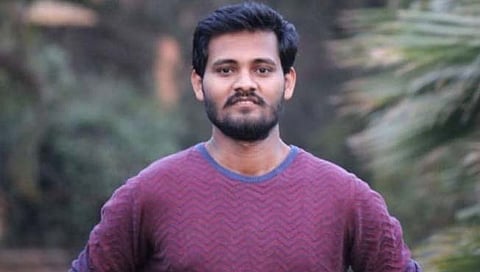 कोल्‍हापूर : शिरीषनं नायब तहसिलदार झाल्याचा फोन केला तेव्हा आई- वडील विकत होते चिरमुरे, बिस्किटे