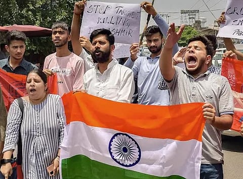 Target Killing In Kashmir : 177 काश्मिरी पंडित शिक्षकांच्‍या सुरक्षित ठिकाणी बदल्‍या