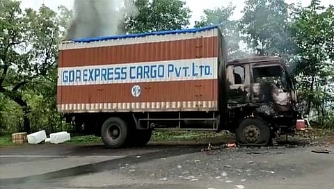मुंबई-गोवा महामार्गावर आयशर टेम्पो पेटला