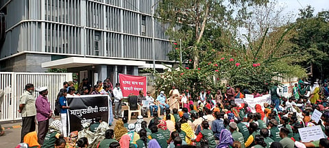 सासवडमधील दोन कचरावेचकांच्या हत्येचा निषेध; कागद, काच, पत्रा उचलणारे कष्टकरी धडकले जिल्हाधिकारी कार्यालयावर