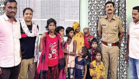 जळगाव : बालसुधारगृहात आणलेल्या महिलेसह सात अपत्ये. सोबत जळगावचे पोलिस पथक. (छाया: चेतन चौधरी)