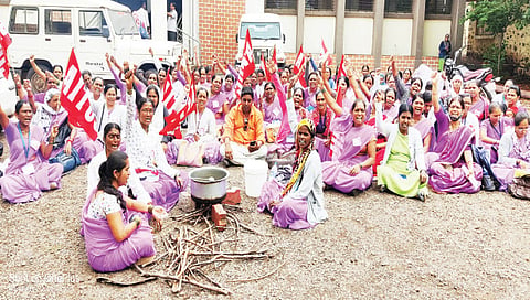 नाशिक : आशा सेविकांनी आंदोलनस्थळी चूल मांडून शिजवली खिचडी