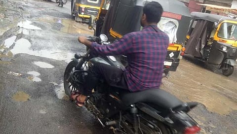 बेसिकचा नाही पत्ता, स्वप्नं बघतायंत महासत्ता होण्याचे :  खड्ड्यांवरून अभिनेता श्रेयस राजे याचा संताप