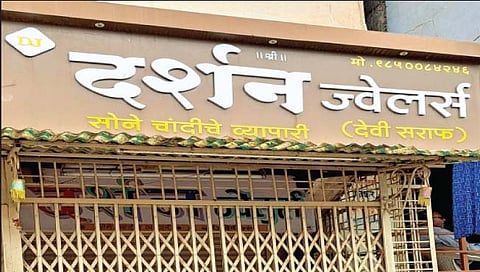 कुर्डूवाडीत ज्वेलर्स दुकान फोडून दोन लाखांचे दागिने चोरीस