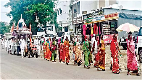 सोलापूर : भाविकांनी गजबजू लागला पालखीमार्ग!