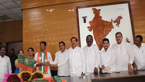 शिवसेनेला धक्का! आमदार गणेश नाईक समर्थक तीन माजी नगरसेवकांचा भाजपमध्ये प्रवेश