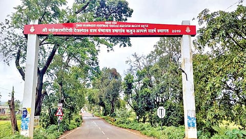 बेळगाव :  मराठी फलक उभारणे गुन्हा आहे का?