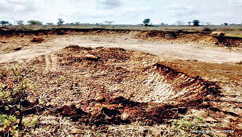 सोलापूर : कोंडी परिसरामध्ये अवैध मुरूम उपसा जोमात