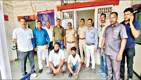 रेल्वे विद्युत वाहिनीच्या तांब्याच्या तारा चोरणारी टोळी अटक