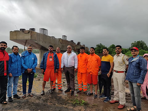 पालघर : वैतरणा नदीपात्रात अडकलेल्या १० कामगारांना सुखरूप बाहेर काढले (व्हिडिओ)