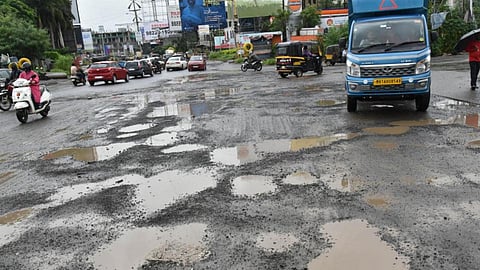 कोट्यवधी खर्चूनही पानशेत रस्त्याची चाळण