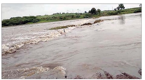 देऊळगाव राजे बंधारा पाण्याखाली गेल्याने आर्वी बेट परिसराचा देऊळगाव राजेशी संपर्क तुटला आहे.