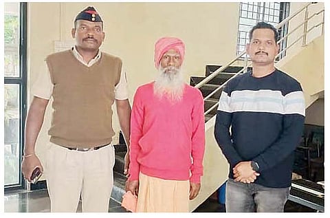 नोकरीचे आमिष दाखवून तरुणांची फसवणूक करणार्‍या भामट्या भोंदूबाबासह घोडेगाव पोलिस.