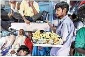बोगस फेरीवाल्यांचा सुळसुळाट; रेल्वे प्रवाशांची होतेय लूट