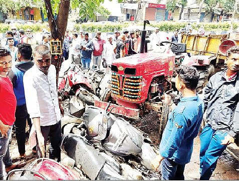 पुणे : उतारावर ट्रॅक्टर सुरू झाला अन्…; महिला जखमी; 9 दुचाकींचे नुकसान