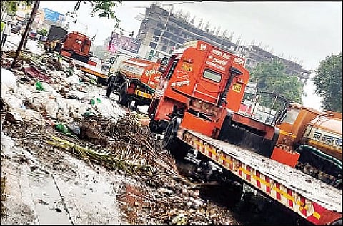 खडकवासला : नांदेड सिटीसमोर कचर्‍याचे ढिगारे; डासांचा प्रादुर्भाव वाढून रोगराईचा धोका