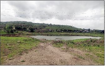 कोंढवा : पाझर तलाव कोरडा ठणठणीत; टँकरद्वारे नागरिकांना पाणीपुरवठा