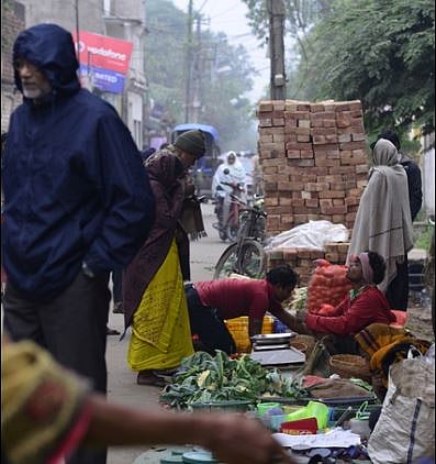 बाजारतळाला आले नाल्याचे स्वरूप; बाजारात बसायचे कोठे हा शेतकर्‍यांचा प्रश्न