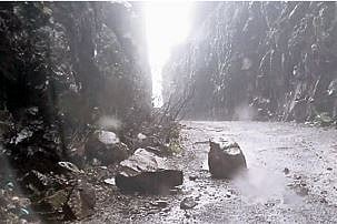 कात्रज घाटात पुन्हा दरड कोसळली