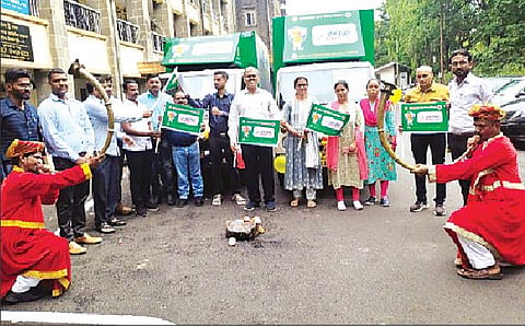 पीक विमा योजनेच्या प्रचार-प्रसिद्धी रथाच्या उद्घाटनप्रसंगी कृषी विभागाचे अधिकारी.
