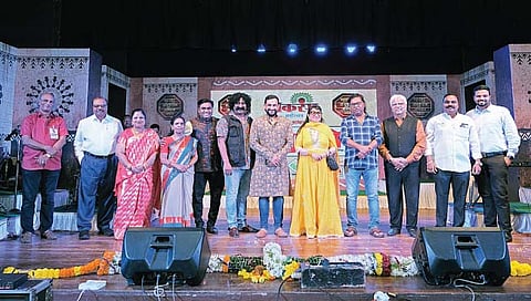 मुंबई :  चित्रपट निर्मात्या सुषमा शिरोमणी, गीतकार किशोर कदम, शाहीर नंदेश उमप, दिग्दर्शक प्रवीण तरडे, अभिनेते प्रसाद ओक यांना शाहीर दादा कोंडके स्मृती गौरव पुरस्कार देऊन गौरवण्यात आले. 
