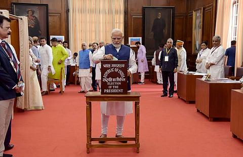   मतदानाचा हक्क बजावताना. पंतप्रधान नरेंद्र मोदी