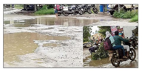 गणोरे : येथील सेंट्रल बँकेसमोरील खड्ड्याचा अंदाज न आल्याने चार्‍याचे ओझे घेऊन चाललेला शेतकरी दुचाकीसह डबक्यात पडलेला इनसॅटमध्ये दिसत आहे. ( छाया : जगन्नाथ आहेर)