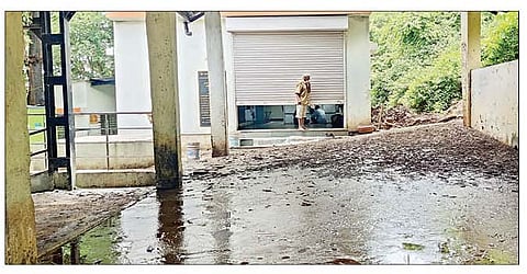 भास्करघाट येथील शवदाहिनीच्या इमारतीकडे जाणार्‍या मार्गावर साचलेला चिखल.