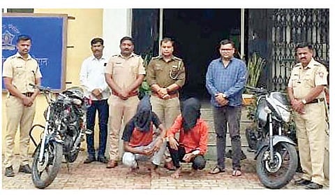 लूटमार करणार्‍या दोघांना बेड्या ठोकणारे भिगवणचे पोलिस पथक.
