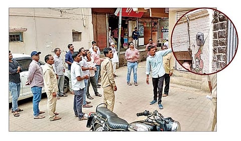 पाथर्डी : वीजचोरी विरोधात विशेष मोहिमेत सहभागी कार्यकारी अभियंता लक्ष्मण काकडे यांच्यासह वीज वितरणचे अधिकारी, कर्मचार्‍यांचे पथक.
