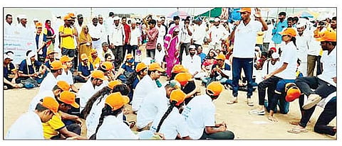 निघोज : दिंडी सोहळ्यातील भाविकांचे प्रबोधन करण्यासाठी पथनाट्य सादर करताना विद्यार्थी.