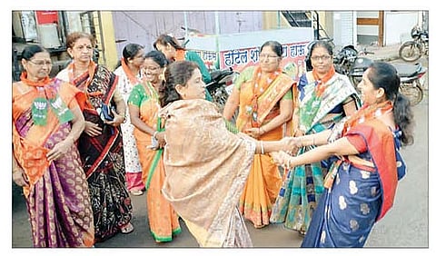 नगर ः ओबीसी आरक्षण पूर्ववत झाल्यानंतर भाजप महिला आघाडीच्या पदाधिकार्‍यांनी फुगडी खेळून आनंद व्यक्त केला. (छाया ः समीर मन्यार)