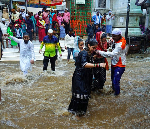 आठ दिवस राज्‍यात उशीरा दाखल झालेल्‍या पावसाने अजमेर शहराला झोडपले. 