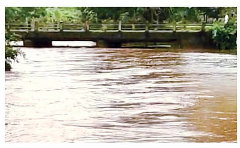 खेड शिवापूर : शिवगंगा नदी दुथडी भरून