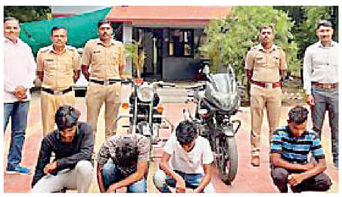 वडगाव निंबाळकर पोलिसांनी चार दुचाकीचोरांना अटक केली.