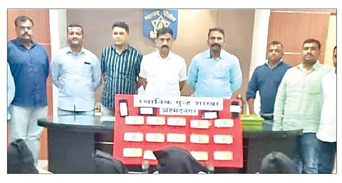 पाथर्डी : करंजी घाटात ऊसतोड मुकादमाला लुटणार्‍या टोळीला नगरच्या स्थानिक गुन्हे शाखेने मुद्देमालासह पकडले.