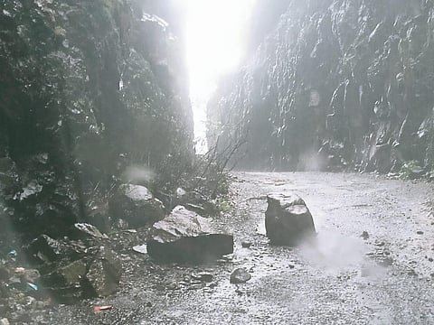 लोणावळा: पवनानगर रस्त्यावरील दुधिवरे खिंडीत दरड कोसळली, सुदैवाने जीवितहानी नाही