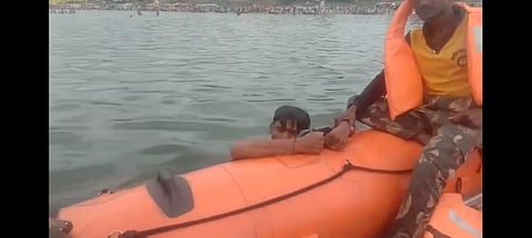  चंद्रभागा नदी पात्रात  बुडणाऱ्या  भाविकाला वजीर पथकाकडून जीवनदान