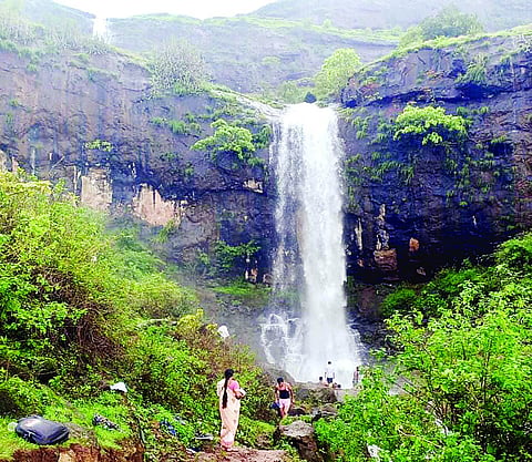 कामशेत : पोलिसांची नजर चुकवून पर्यटक नाणे मावळात