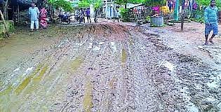 धायरी : अभिनव कॉलेज रस्ता झाला चिखलमय