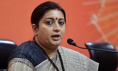 स्मृती इराणी मुलीच्‍या नावावर बेकायदेशीररित्या बार चालवत असल्याचा कॉंग्रेसचा आराेप