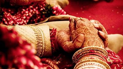 Groom kisses Bride | अति घाई पडली महागात! लग्नमंडपात नवऱ्यानं नवरीचं घेतलं चुंबन, नवरीनं लग्नच मोडलं