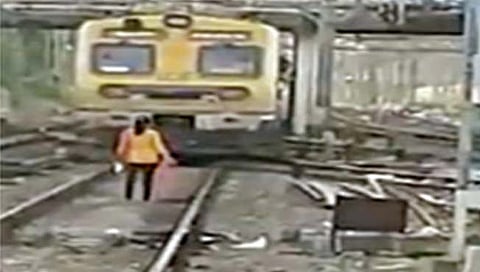 मुंबई : लग्नास नकार मिळाल्याने तरुणीचा लोकलसमोर आत्महत्येचा प्रयत्न
