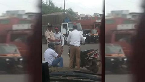 कळंबोली, वाहतूक पोलिसांची दुचाकीला दमदाटी  