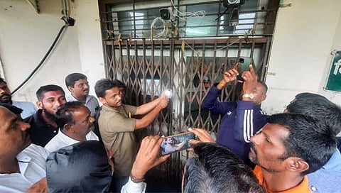 कोल्हापूर : ग्रा.पं. पदाधिकाऱ्यांना अपशब्द; ग्रामस्थांनी ठोकले किणी टोल नाका इमारतीला टाळे
