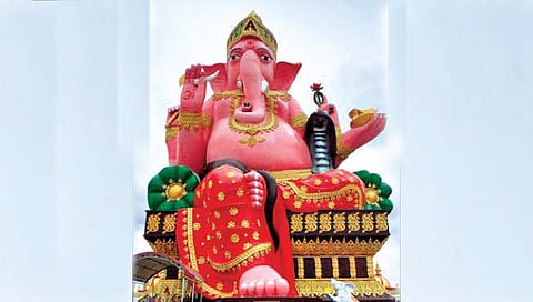 थायलंडमध्ये महाकाय गणेश मूर्तीसह अनेक ठिकाणी गणेश मंदिरे आहेत. श्रीगणेश उपासनेतून उज्ज्वल भविष्य, यश, शिक्षण, कला, व्यापार यामध्ये वृद्धी होते, अशी भक्‍तांची धारणा आहे. छाओंगसाओ भागात  बैठी मूर्ती 49 मीटर (सुमारे 150 फूट) उंच व 19 मीटर (सुमारे 60 फूट) रुंद आहे. 
