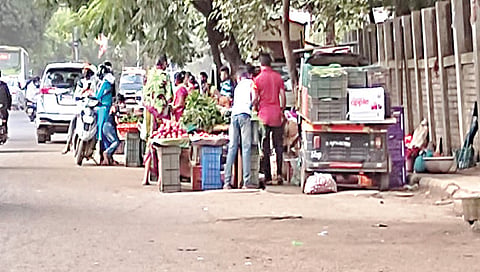 नाशिक : येथील गुरुगोविंद सिंग स्कूलसमाेर भाजीपाला विक्रेत्यांनी थाटलेली दुकाने. 